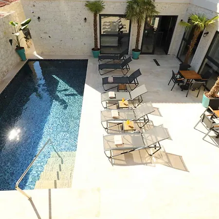 Ariel Hotel *